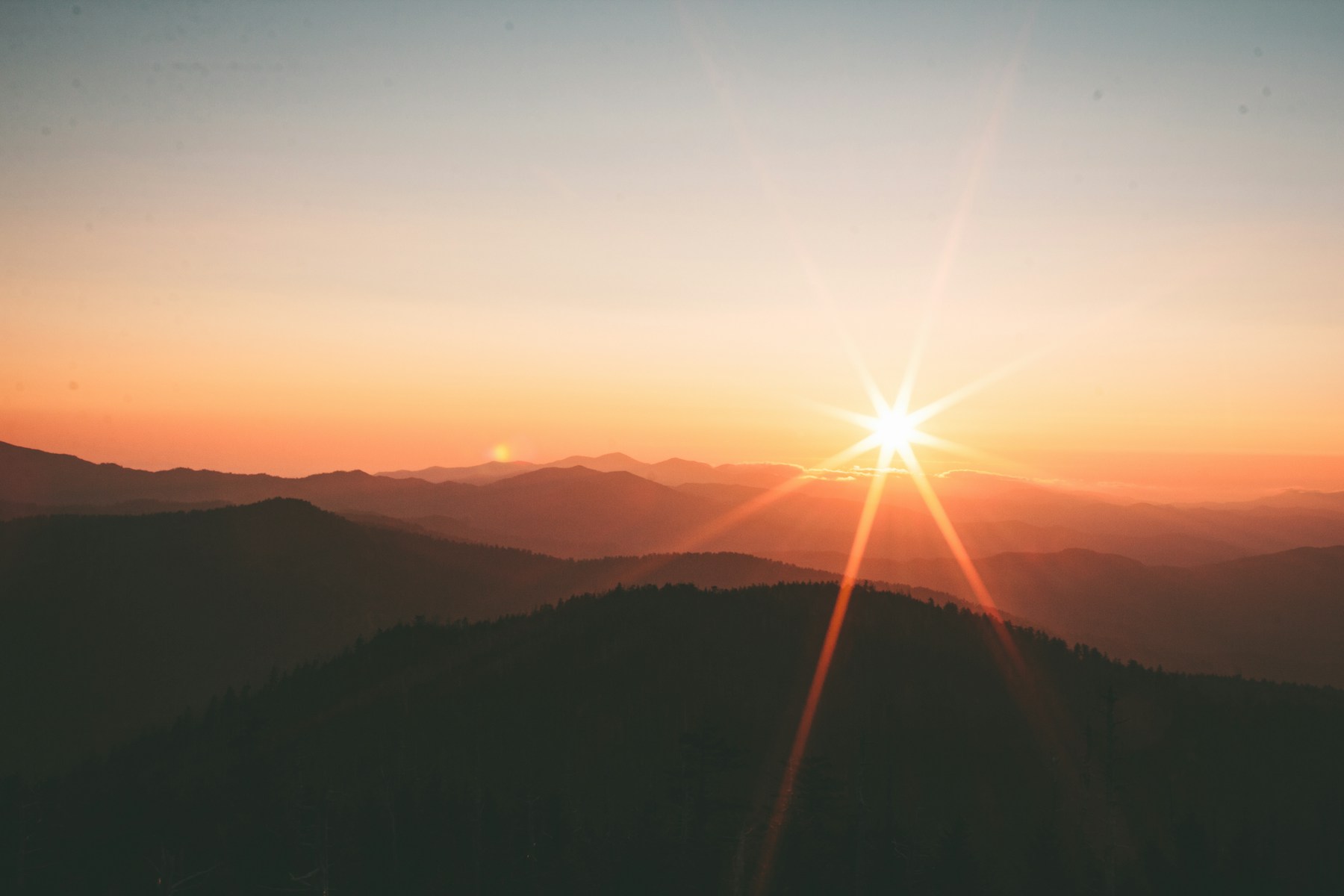 Warmes Licht über einer Berglandschaft